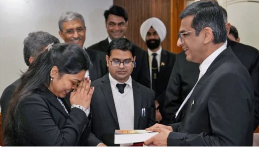  CJI के कदम से कोर्टरूम में सब रह गए हैरान, चेयर छोड़ स्टूल पर क्यों जा बैठे जस्टिस चंद्रचूड़?