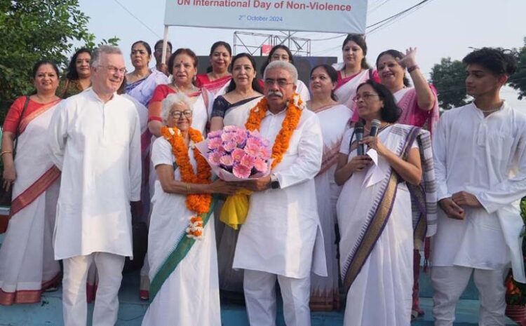  ‘अहिंसा मार्च’ निकालकर बापू के सपनों को साकार  करने का संदेश दिया सी.एम.एस. शिक्षकों ने